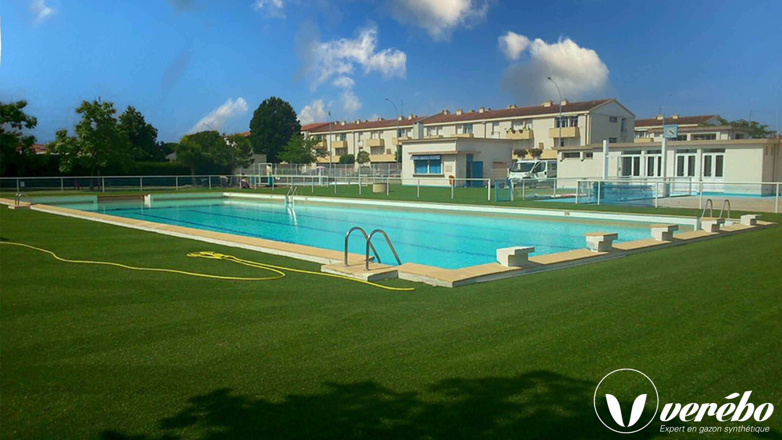 piscine municipale en gazon synthétique