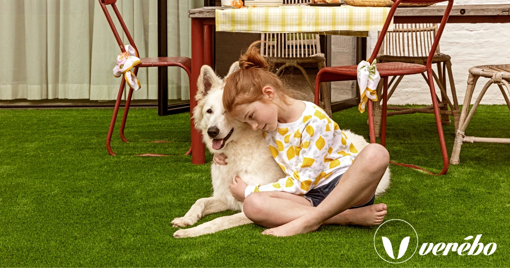 Creéz un espace sécurisé pour votre enfant en installant du gazon synthétique dans votre jardin