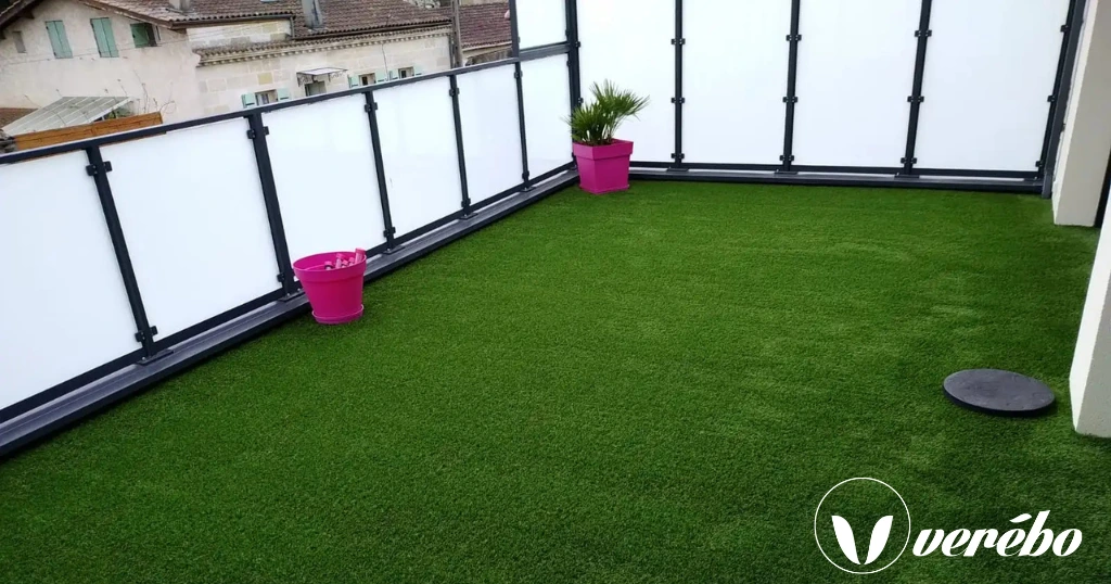 Terrasse d'un appartement en ville en gazon synthétique