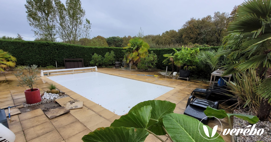 Terrasse mal entretenue autour d'une piscine