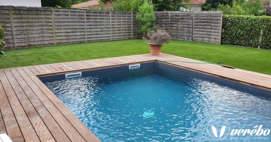 Aménagement de gazon synthétique pour les contours de piscine