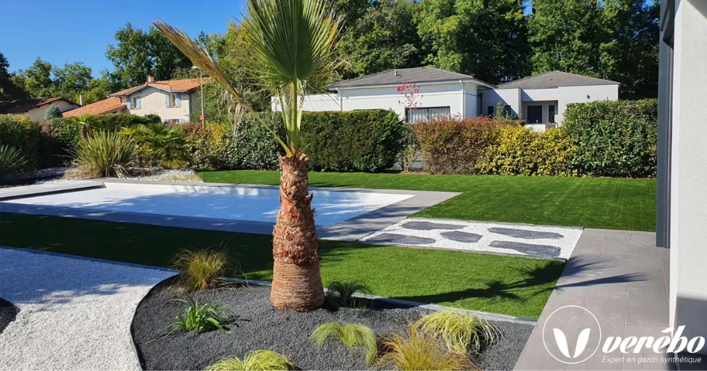 Pose de gazon synthétique pour contours de piscine