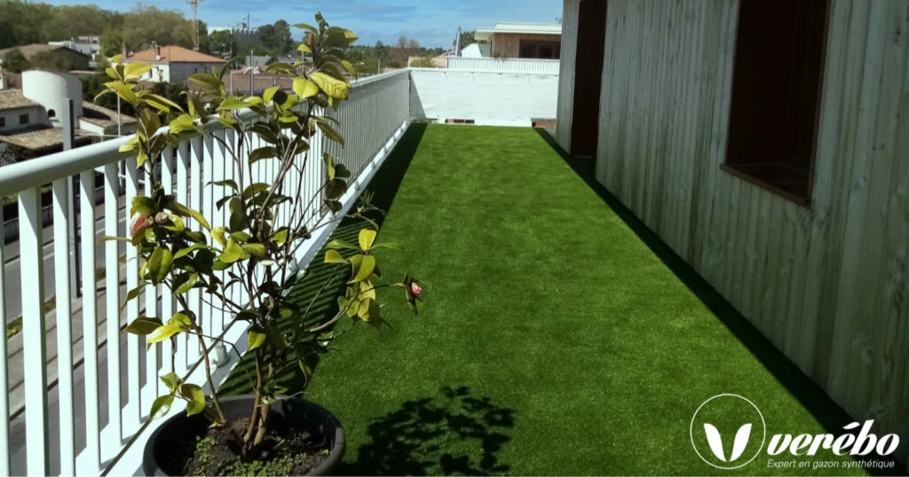 Terrasse en gazon synthétique Verébo