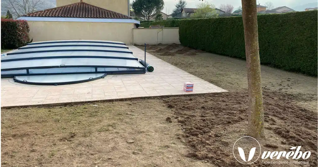 Jardin abimé à Lyon. Chnager votre extérieur avec du gazon synthétique !