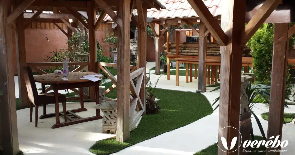 Gazon synthétique pour une terrasse d'un bar
