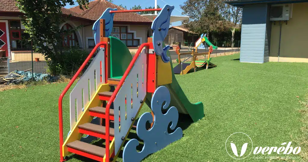 Gazon synthétique pour professionnel, ici une crèche