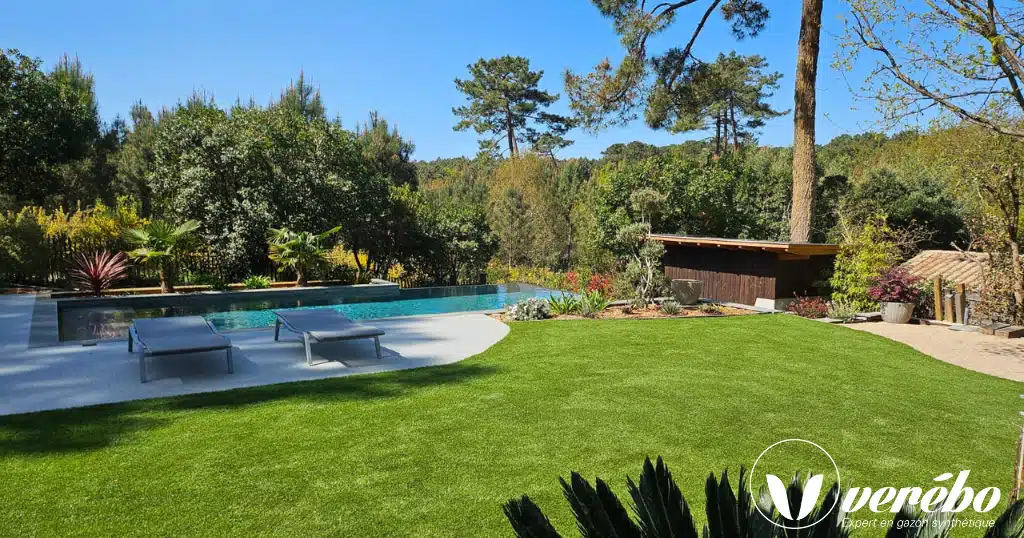 Jardin en gazon synthétique à Arcachon, réalisé par Verébo
