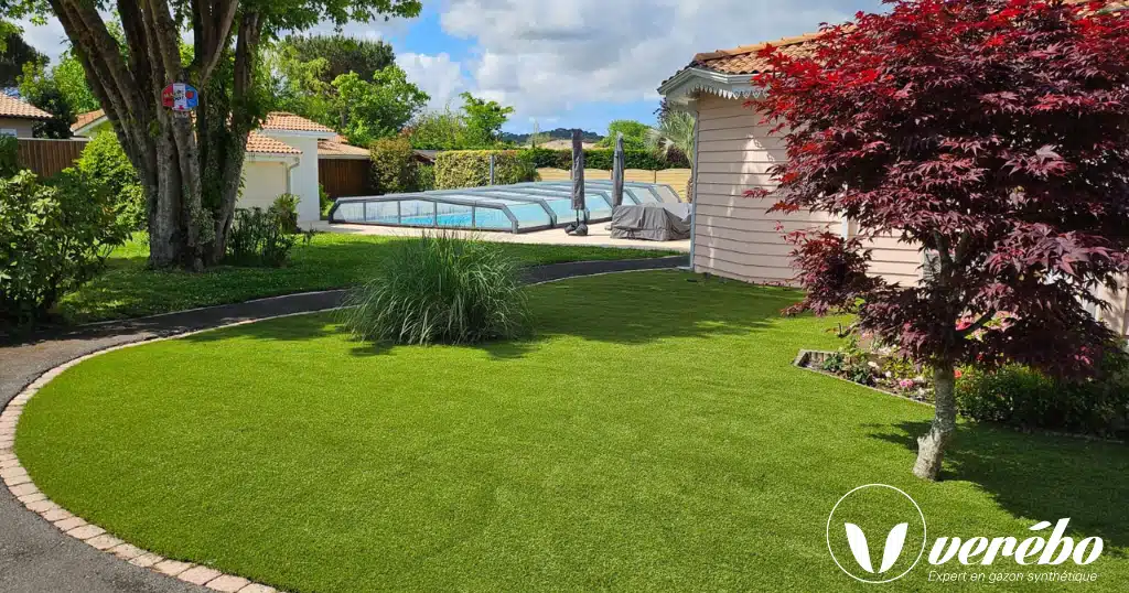 Contours de piscine fait avec du gazon synthétique à Bordeaux