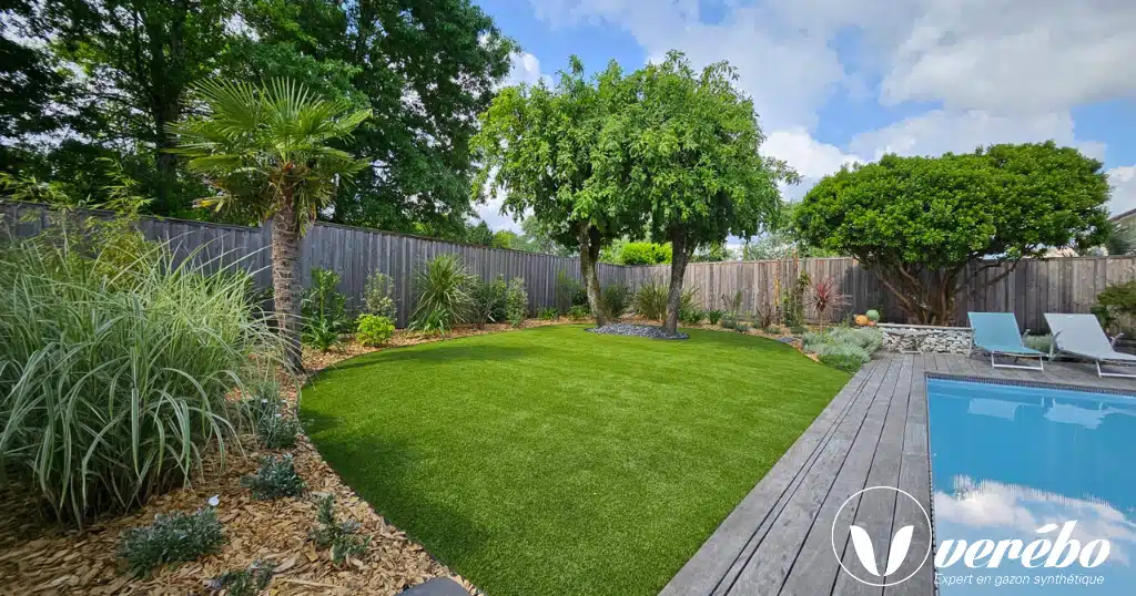 Jardin en gazon synthétique à Bordeaux