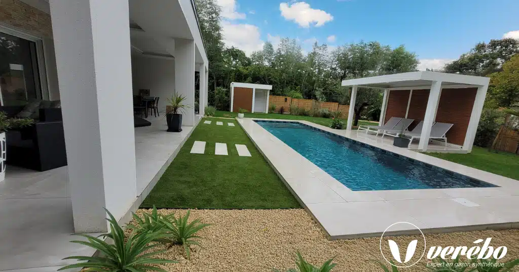 Jardin en gazon synthétique avec piscine à Bordeaux